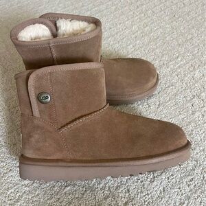 Brand New - Girls UGG Jona - Size 2